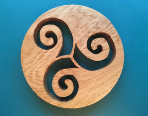 dessous plat bois triskell