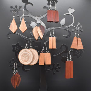 différentes boucles d'oreille en bois